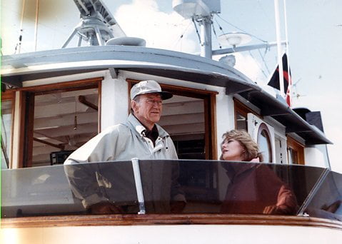 John wayne con la giornalista Barbara Walters vicino alla plancia di comando nel 1978