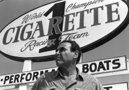 Don Aronow con l'insegna Cigarette sullo sfondo davanti al suo cantiere nella Thunderboat Row NE188th Street a Miami, un’immagine compendio del mito dell'offshore Made in USA