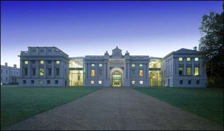 Una suggestiva immagine del Greenwich Museum al crepuscolo