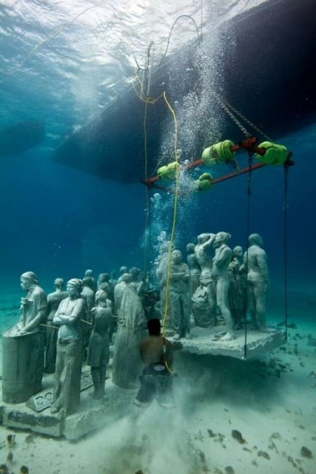 Suggestive immagine delle creazioni dello scultore inglese immersa nelle acque di Cancun, in Messico.