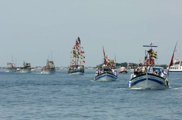Grado Pardon: i pescherecci navigano in processionei 