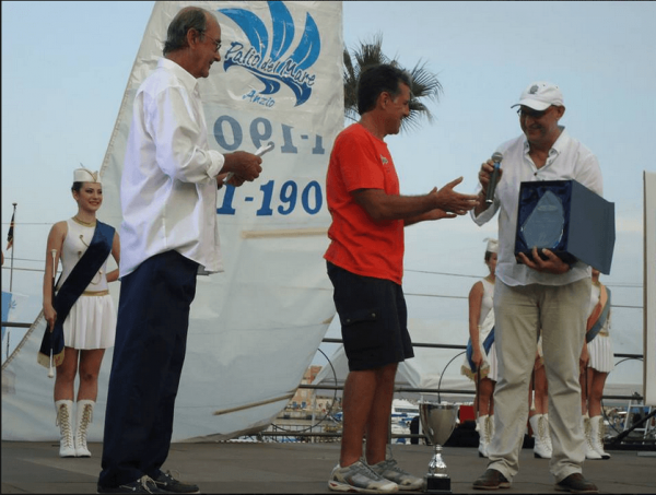 Andrea Cafà delegato da Rita Ajmone Cat consegna il premio al vincitore 1° Classificato, Gianni Riccobono con l’imbarcazione ENJOY.