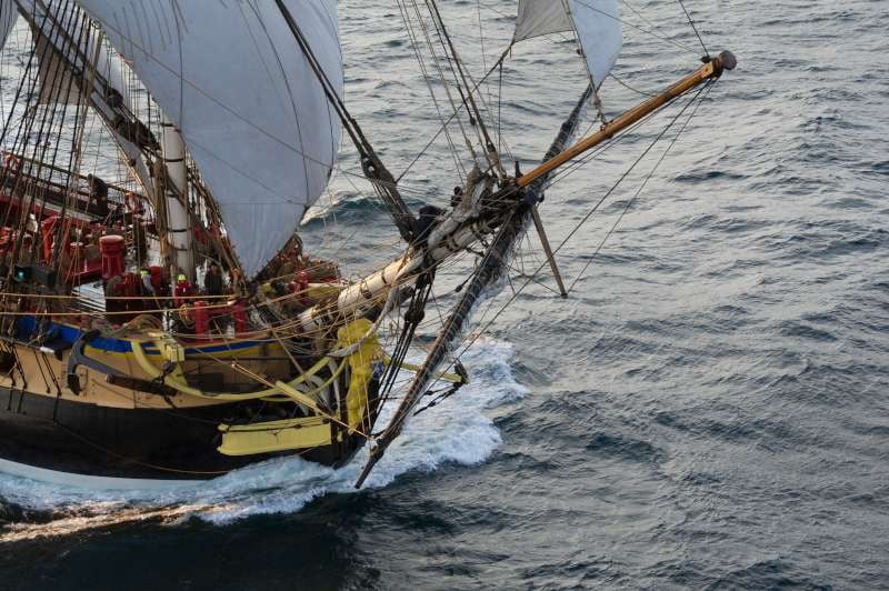 la frégate Hermione navigue au large de l'ile d'Yeux, le jour de son départ vers les états- unis.
