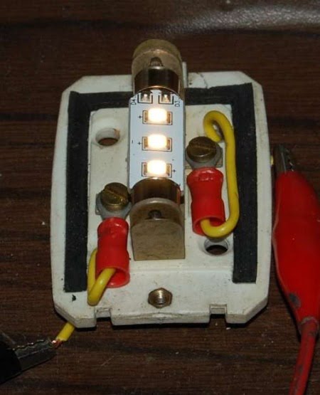 lampada-a-tre-led-tipo-luce-calda-37mm-di-lungh-in-funzione