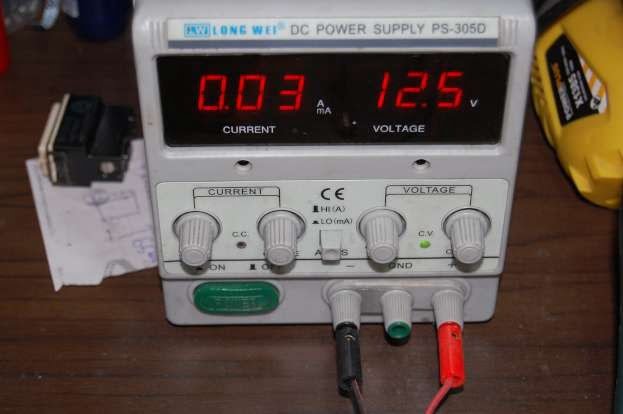 Lampada a filamento 12V - 10 watt assorbimento rilevato:  0,85 A/h