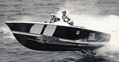 Un Donzi delaminato: durante la gara Miami-Nassau del 1966, Don Aronow e “Knocky” House arrivarono secondi con lo scafo in queste condizioni. Il costruttore disse di aver urtato a tutta velocità un oggetto galleggiante che avrebbe poi prodotto questa vistosa “ferita” allo scafo.