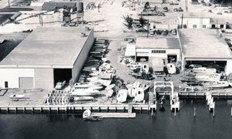 Il cantiere “Formula Marine”: il primo dei molti cantieri inventati e realizzati da Aronow nella strada statale Nord-Est, 188th Street di Nord Miami Beach, che divenne poi nota in tutto il mondo sportivo come “The Thunderboat row”.