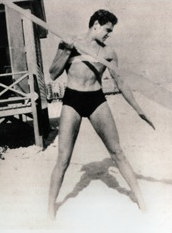 Don Aronow all’età di 17 anni quando faceva il bagnino e gli venne offerto di fare un provino a Hollywood per interpretare la parte di Tarzan.