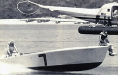 “Claudia”, la barca della prima gara (Miami-Nassau 1962) di Aronow. Don è seduto all’estrema prua per mantenerla in planata avendo rotto un motore a poche miglia dal traguardo.