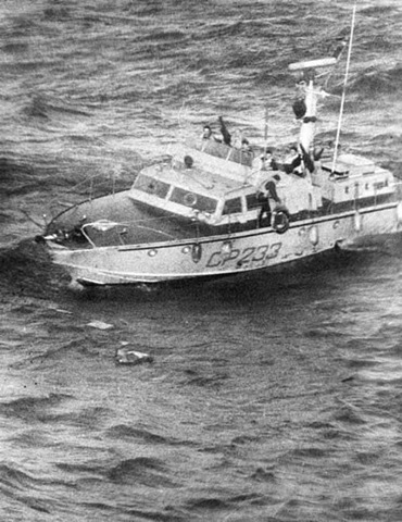 CP233 - Mancini al salvagente mentre si accinge a lanciarlo ai naufraghi